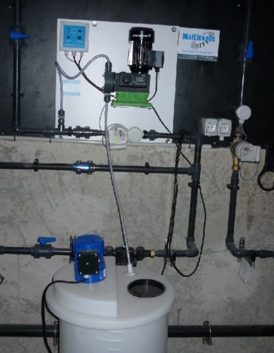 tableau d'eau avec pompe de traitement et bac mélangeur